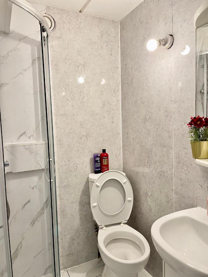 3Br Central London Close Station Exteriör bild