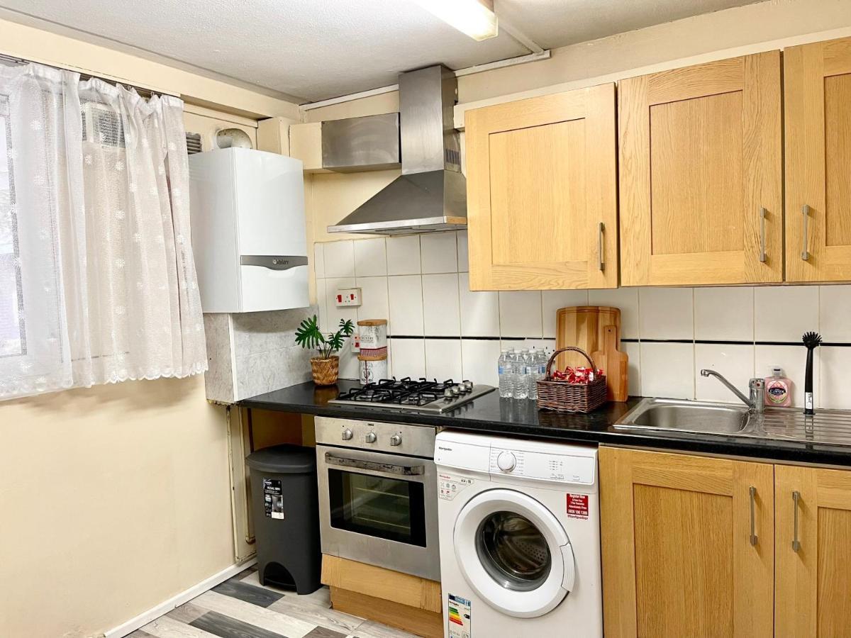 3Br Central London Close Station Exteriör bild