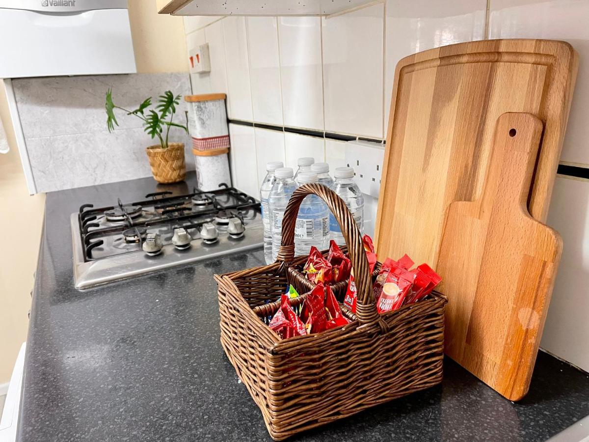 3Br Central London Close Station Exteriör bild